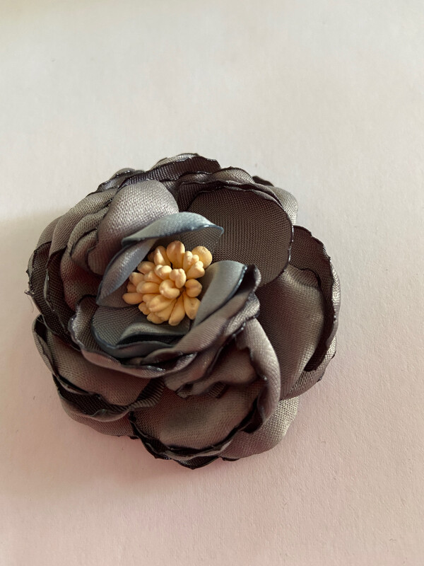 Handgefertigte graue Satin Rosen Brosche Handgefertigte graue Satin Rosen Brosche