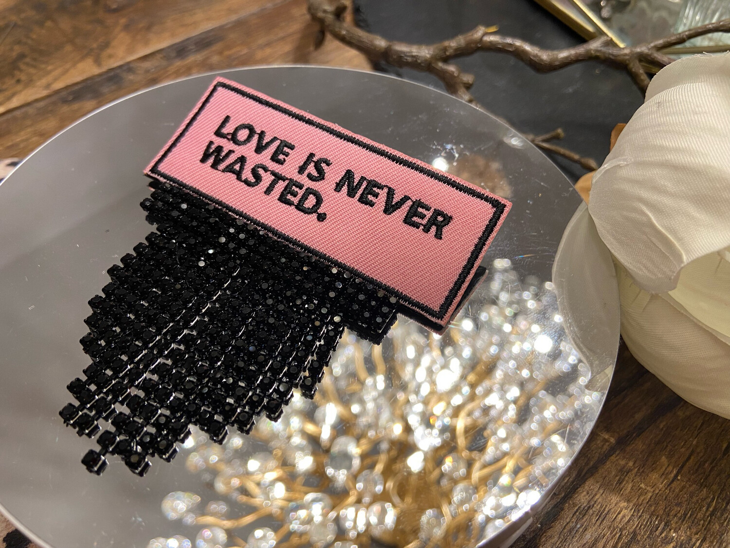 Gestickte Brosche mit Strassfransen „Love is never wasted „handgefertigt, Rückseite echtes Leder mit Anstecknadel