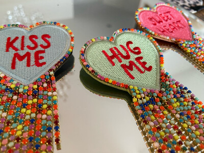 Gestickte Statement Herz Brosche , bunte Perlen-Fransen, drei verschiedene Sprüche/Farben