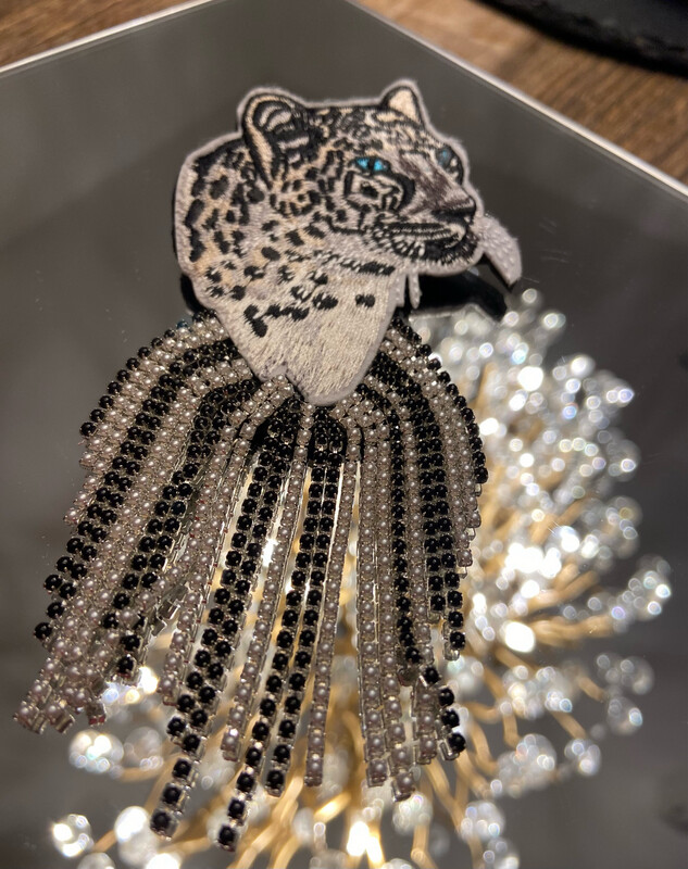 Weißer Leopard Brosche gestickt „ Deluxe „ mit Perlen und Strass Gehänge,handgefertigt, Rückseite echtes Leder mit Anstecknadel,Lieferzeit 14 Werktage Weißer Leopard Brosche gestickt „ Deluxe „ mit Perlen und Strass Gehänge,handgefertigt, Rückseite echtes Leder mit Anstecknadel,Lieferzeit 14 Werktage