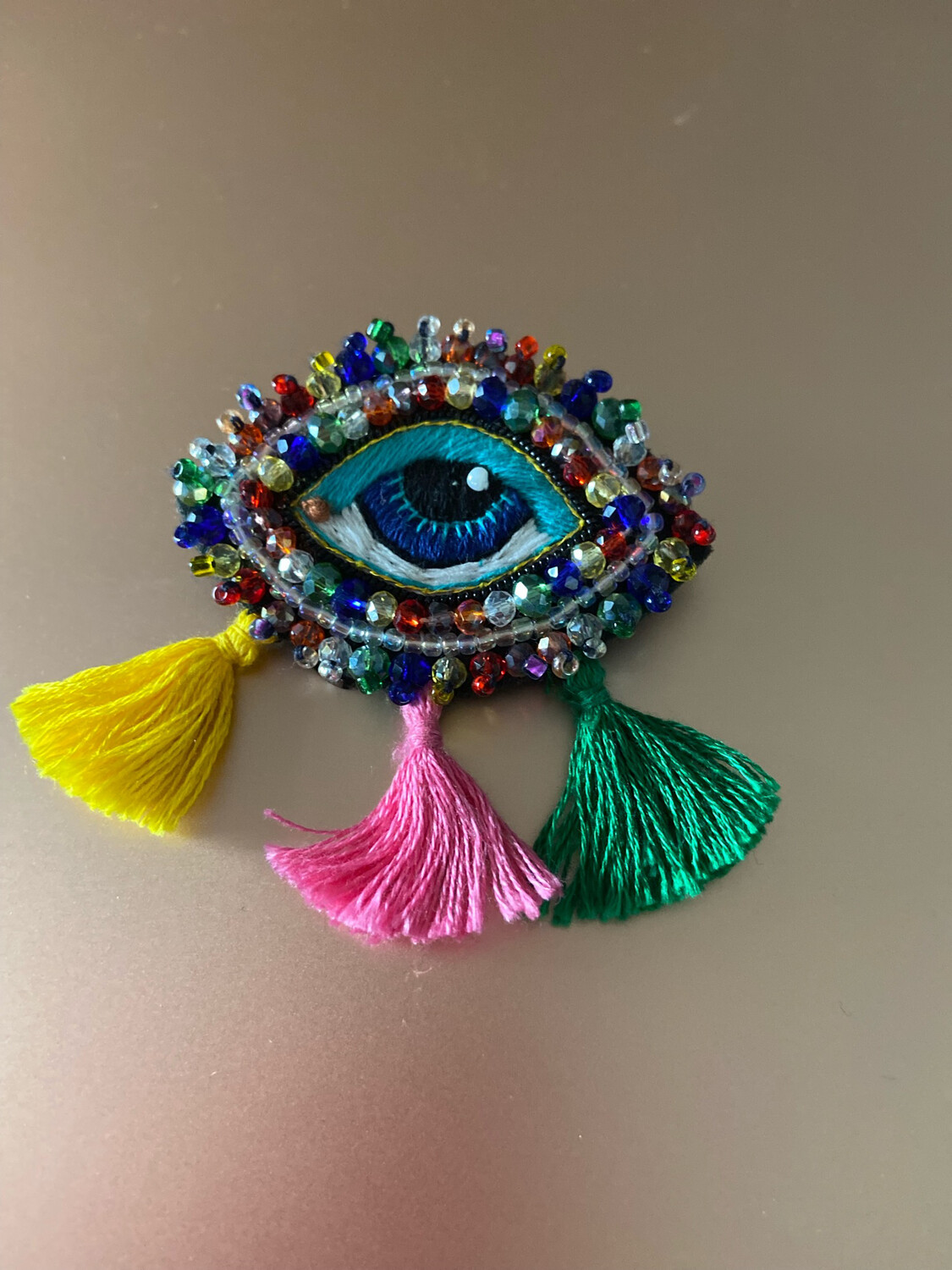 Augen Brosche „Hippie boho „mit Perlen bestickt, vier verschiedene Farben, Augen Farbe: blau