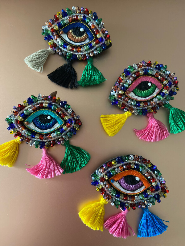 Augen Brosche „Hippie boho „mit Perlen bestickt, vier verschiedene Farben