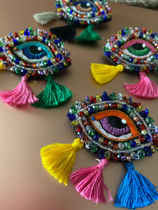 Augen Brosche „Hippie boho „mit Perlen bestickt, vier verschiedene Farben