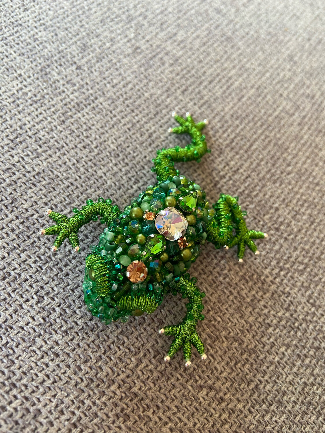 Frosch Brosche gestickt,aus Garn, Perlen und Strass , handgefertigt Frosch Brosche gestickt,aus Garn, Perlen und Strass , handgefertigt