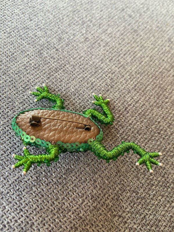 Frosch Brosche gestickt,aus Garn, Perlen und Strass , handgefertigt