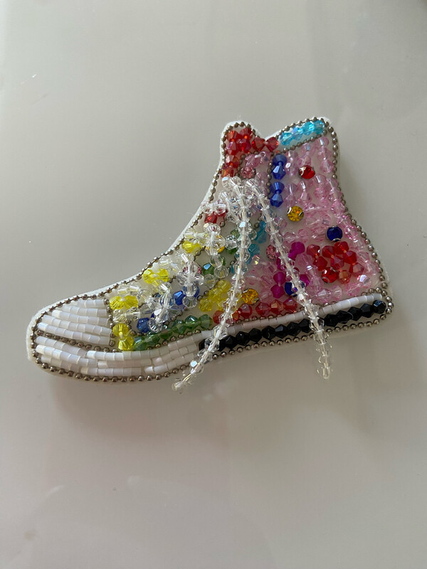 Turnschuh Brosche multicolor ,handgefertigt Turnschuh Brosche multicolor ,handgefertigt