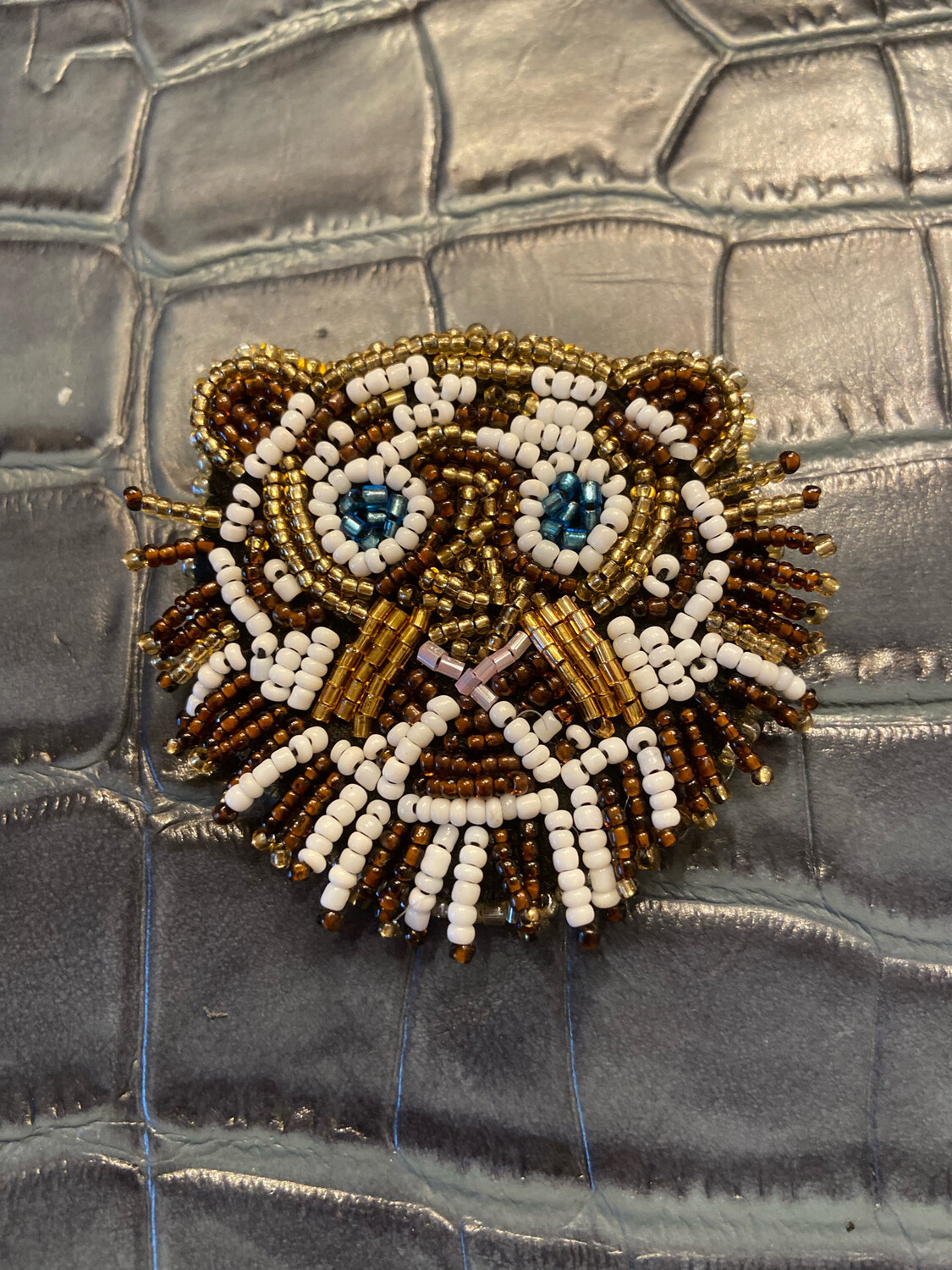 Tiger Brosche, aufwändig mit Perlen  gearbeitet , handgefertigt, Rückseite Kunst Leder mit Anstecknadel