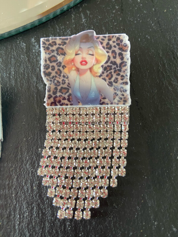 Brosche Acryl “ Marilyn Leopard „ mit Strass Fransen, handgefertigt
