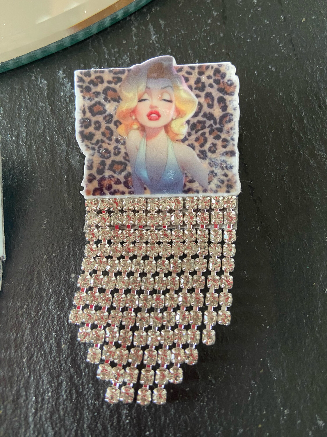 Brosche Acryl “ Marilyn Leopard „ mit Strass Fransen, handgefertigt