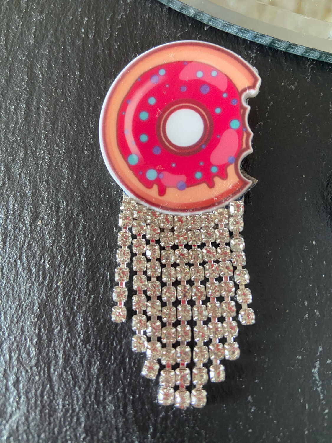 Brosche Acryl “ Donut „ mit Strass Fransen, handgefertigt