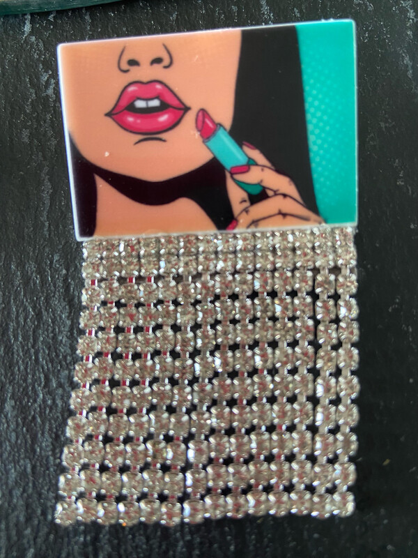 Brosche Acryl “ lipstick Lady „ mit Strass Fransen, handgefertigt