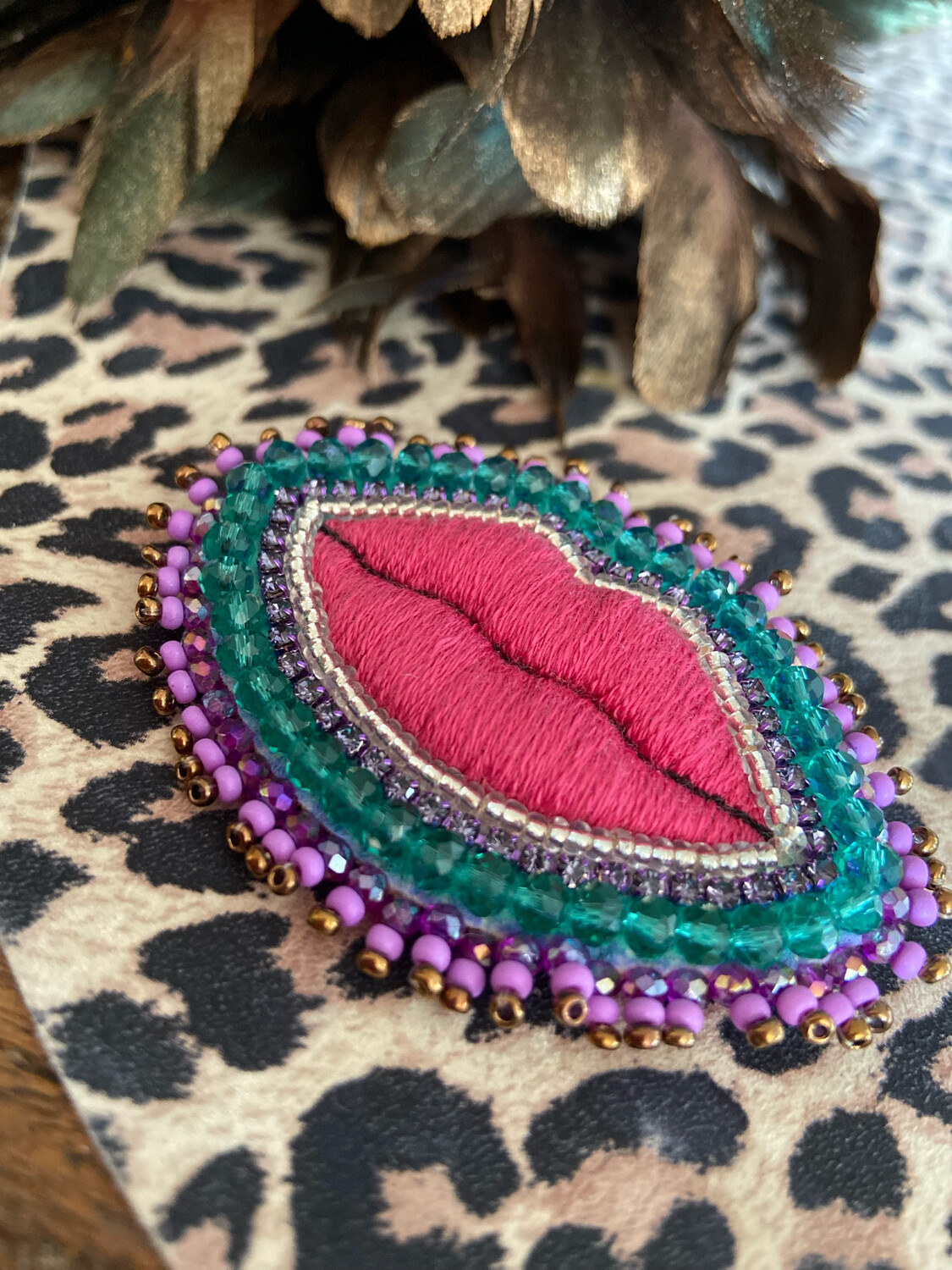  Brosche  „Mund pink -smaragdgrün-violett“ gestickt, Perlen, Strass 