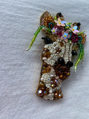  Brosche „ Giraffe Deluxe“ aufwändig mit Perlen bestickt ,handgefertigt, Rückseite Kunst-Leder mit Anstecknadel