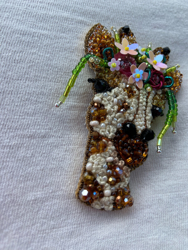  Brosche „ Giraffe Deluxe“ aufwändig mit Perlen bestickt ,handgefertigt, Rückseite Kunst-Leder mit Anstecknadel