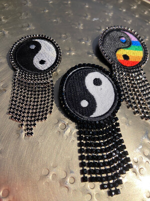Brosche  „Yin und Yang „Stickerei und Strassfransen, handgefertigt, drei verschiedene Ausführungen 