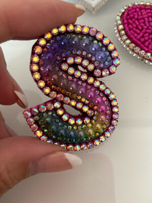 Perlen Brosche „A-z „ pink multicolor“ Perlen Brosche „A-z „ pink multicolor“
