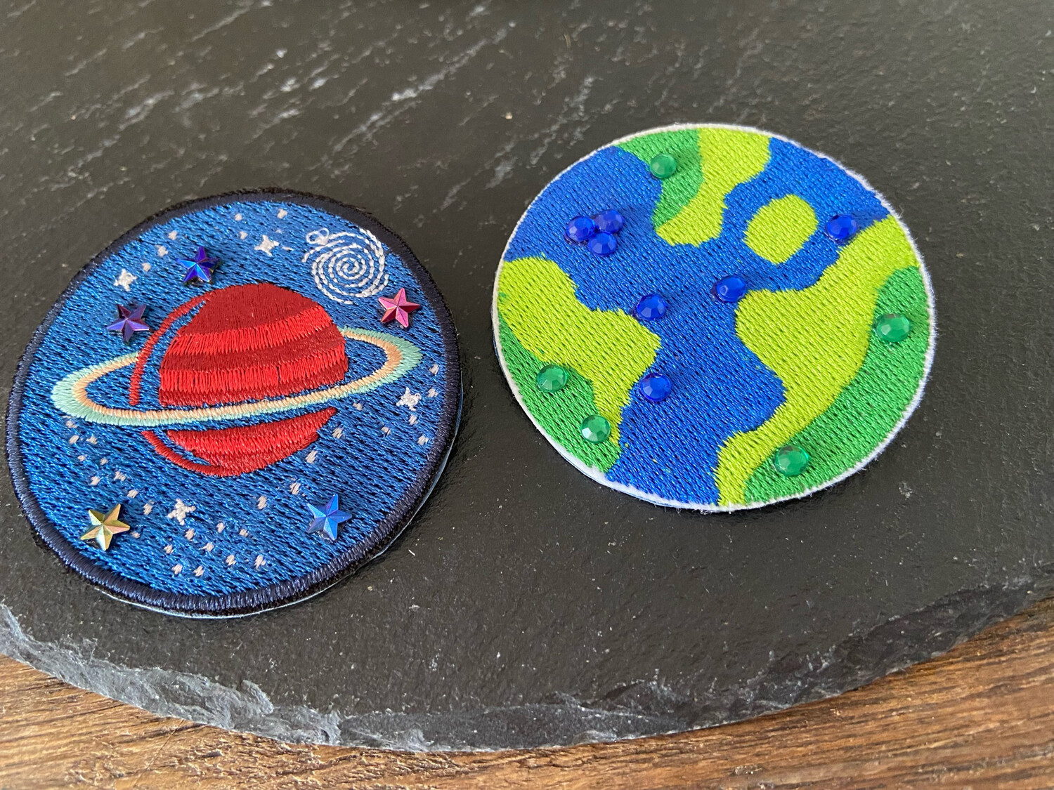 Brosche  „Weltall „Stickerei und Acryl Verzierung, handgefertigt, drei verschiedene Ausführungen 