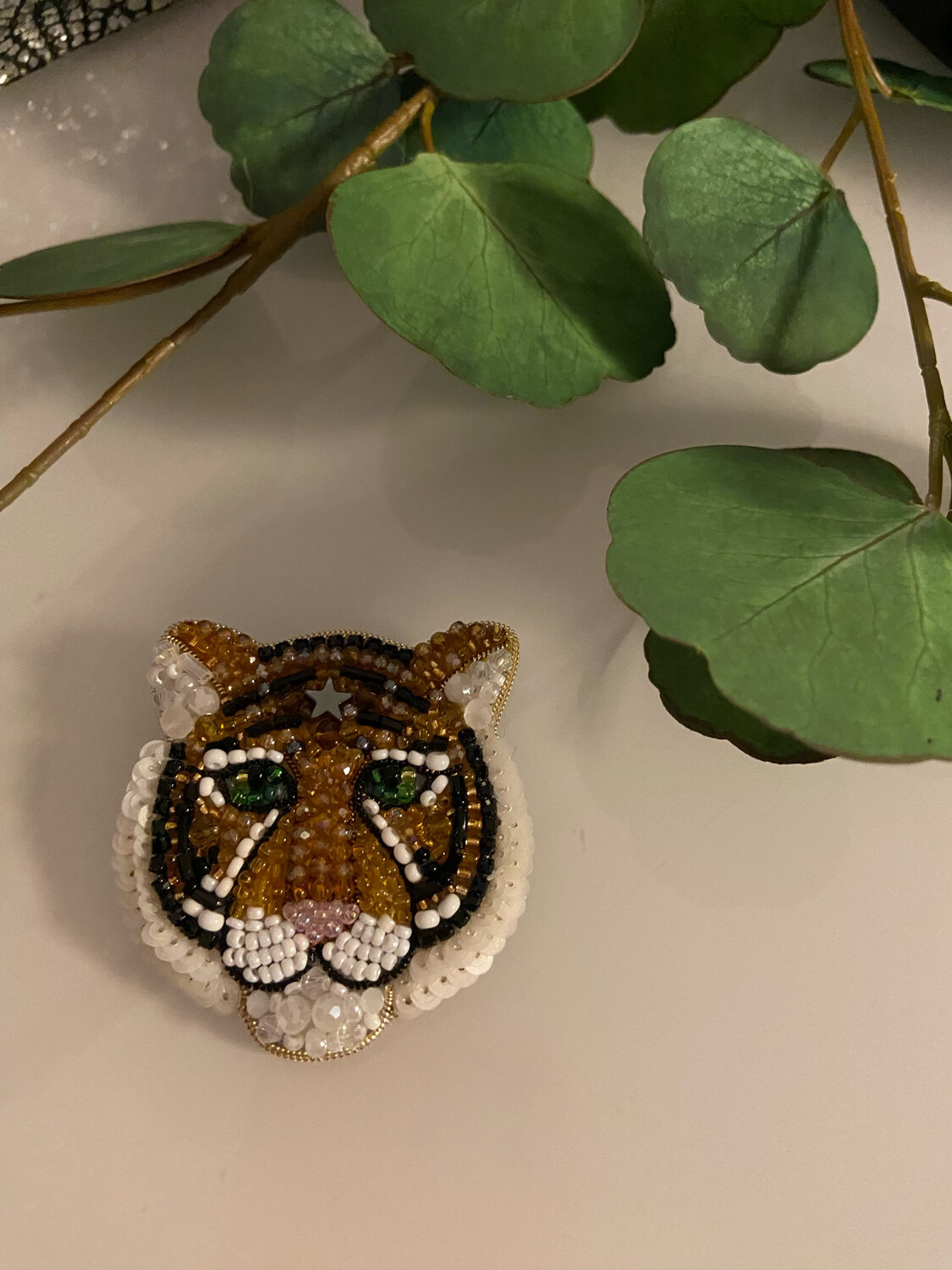 Tiger Brosche „ Deluxe „aufwändig mit Perlen und Pailletten gefertigt, Rückseite Veganes Leder mit Anstecknadel