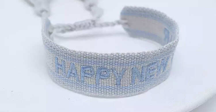 Web-Armband  mit Stickerei „happy New year“hellgrau mit hellblauen Stickerei 