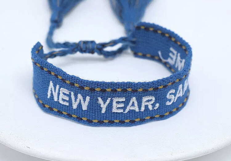 Web-Armband  mit Stickerei „New year, same me “petrol-blau mit weißen Stickerei 
