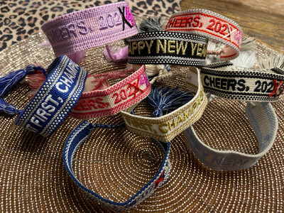 Armbänder mit Stickerei 