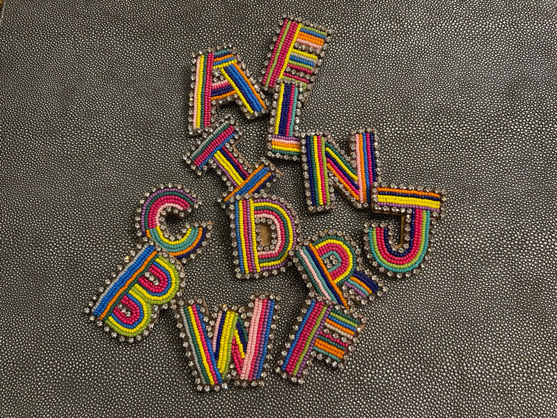 Perlen Brosche“Deluxe“bunt von A-Z gestickt ,Strass, Initialen,mit Anstecknadel