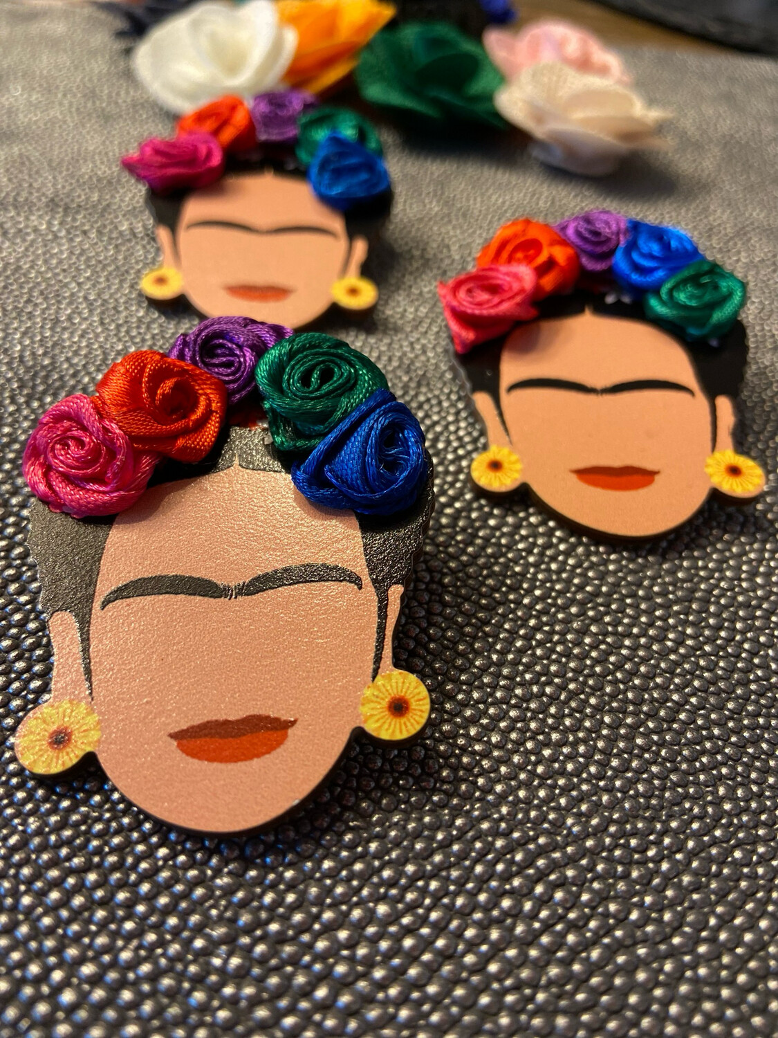 Brosche Frida Holz mit Blumenkranz,Anstecknadel