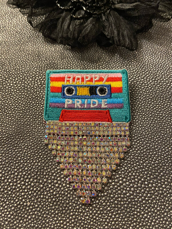 Brosche „Kassette Happy Pride „gestickt mit Strassfransen, handgefertigt