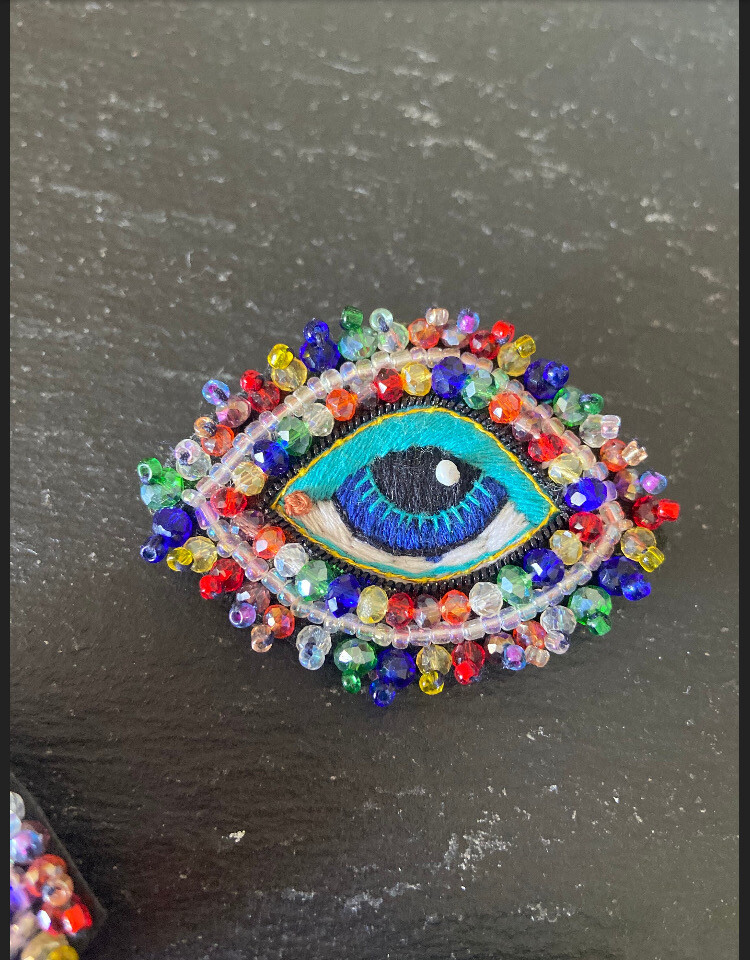 Augen Brosche „Hippie boho „mit Perlen bestickt, vier verschiedene Farben, Augen Farbe: blau