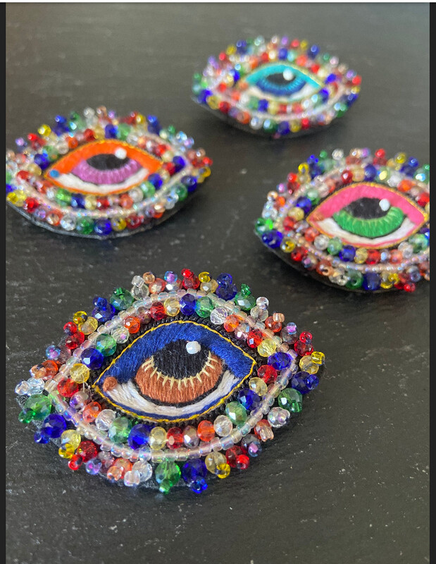 Augen Brosche „Hippie boho „mit Perlen bestickt, vier verschiedene Farben