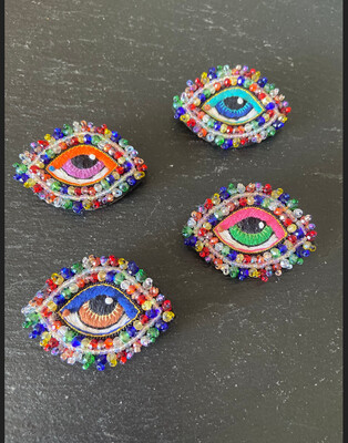 Augen Brosche „Hippie boho „mit Perlen bestickt, vier verschiedene Farben