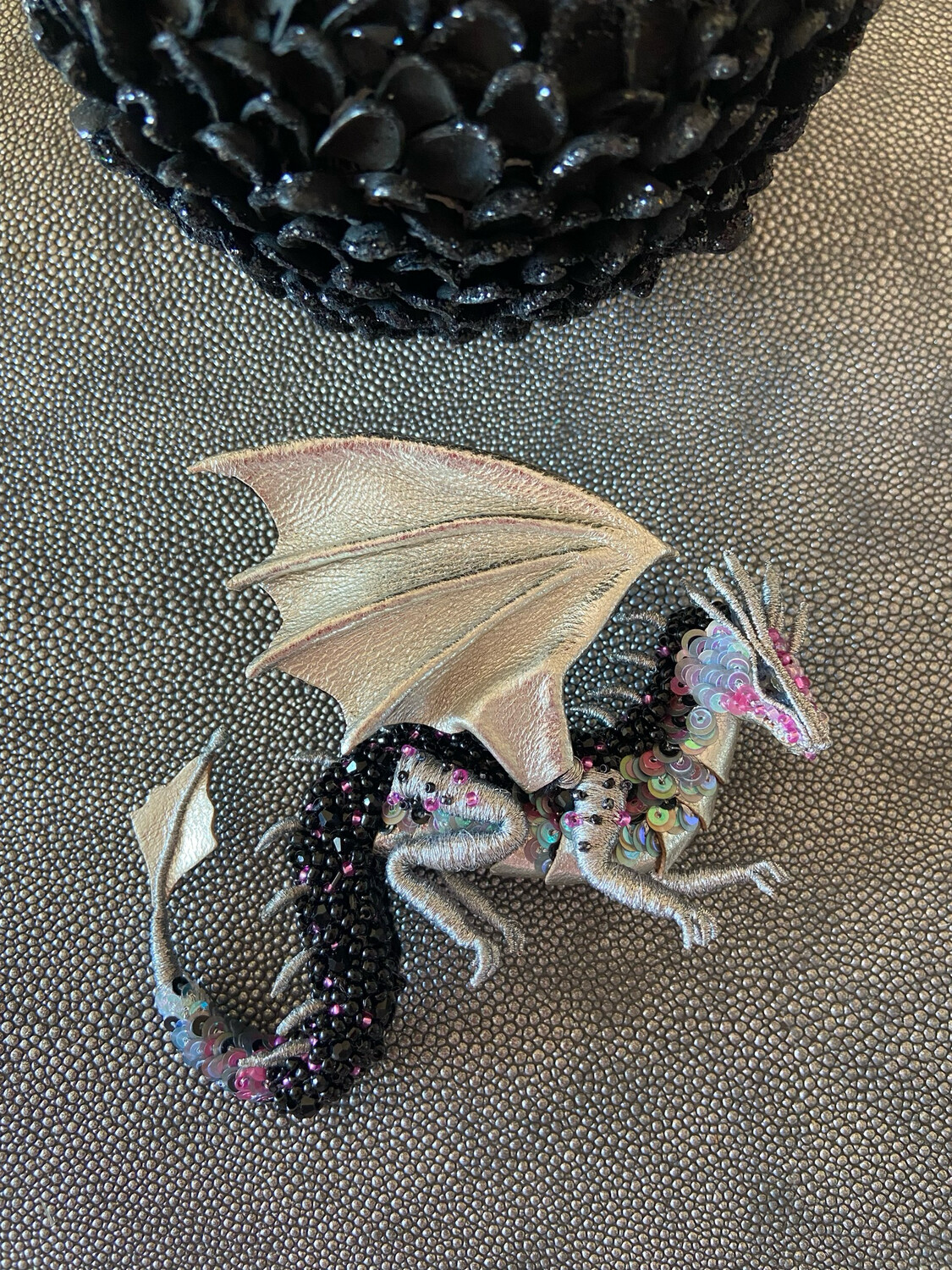 Brosche gestickt“Drache Deluxe silber “,aus Garn,veganes Leder, Perlen und Pailletten, handgefertigt