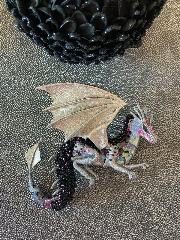 Brosche gestickt“Drache Deluxe silber “,aus Garn,veganes Leder, Perlen und Pailletten, handgefertigt