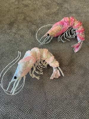 Garnelen Brosche gestickt, aus Garn,  Perlen und Pailletten, handgefertigt, zwei verschiedene Farben 