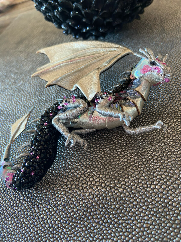 Brosche gestickt“Drache Deluxe silber “,aus Garn,veganes Leder, Perlen und Pailletten, handgefertigt