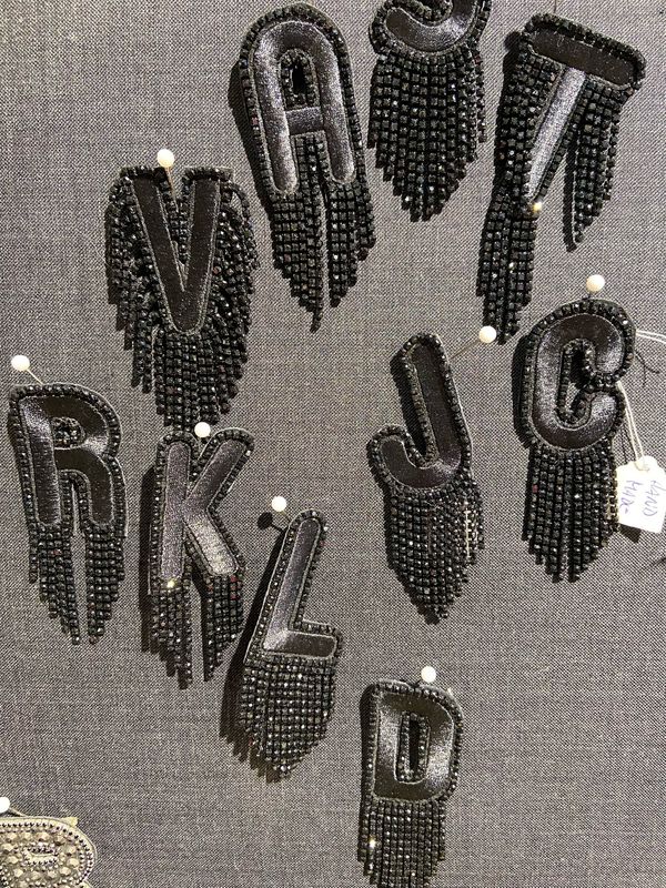 A-Z Buchstaben Brosche schwarz gestickt,mit schwarzen Strass-Fransen  ,Initialen,mit Anstecknadel,handemade