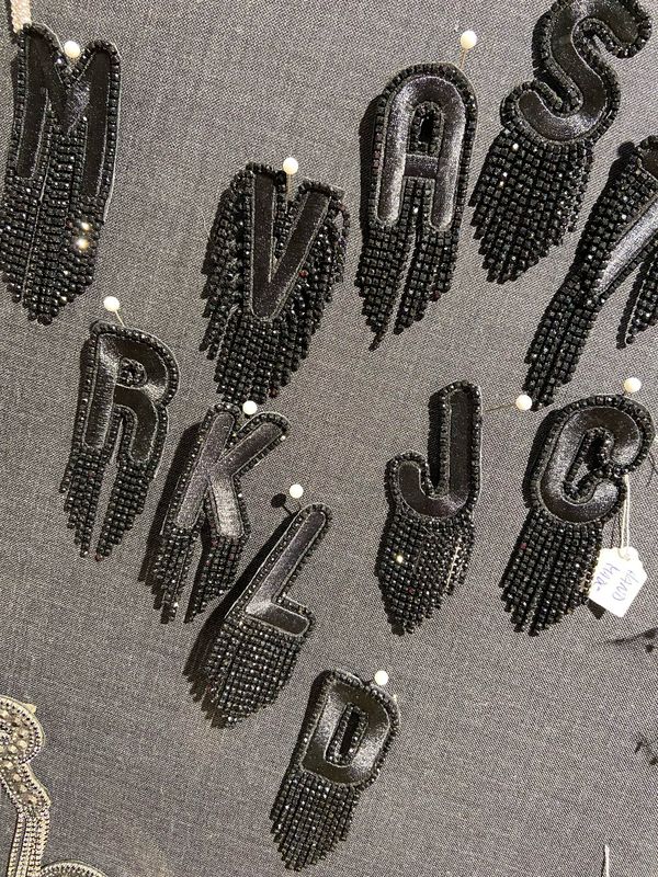 A-Z Buchstaben Brosche schwarz gestickt,mit schwarzen Strass-Fransen ,Initialen,mit Anstecknadel,handemade