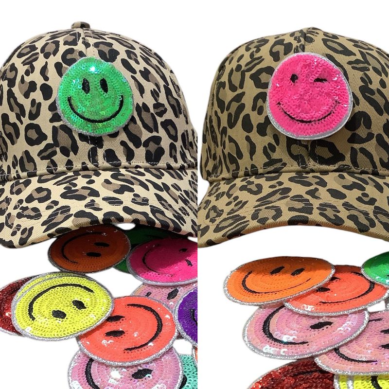 Cap mit Smiley Pailletten Stickerei, in zwei verschiedenen Leoparden Muster und Smiley Farben 