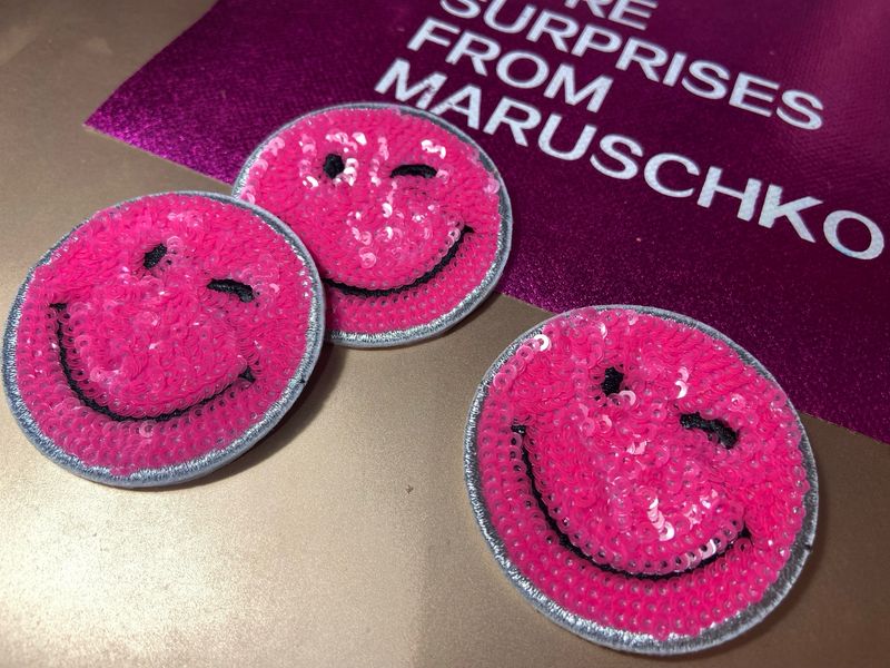 Bunte Smiley Pailletten Brosche in pink mit Zwinker Auge 