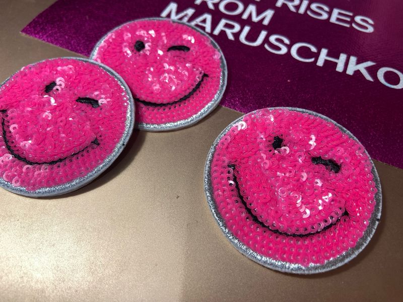 Bunte Smiley Pailletten Brosche in pink mit Zwinker Auge