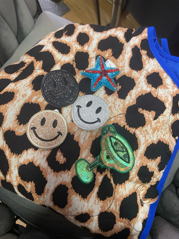 Nina‘s livestream Einkauf: 1x Jacke 5x Broschen inclusive Porto 