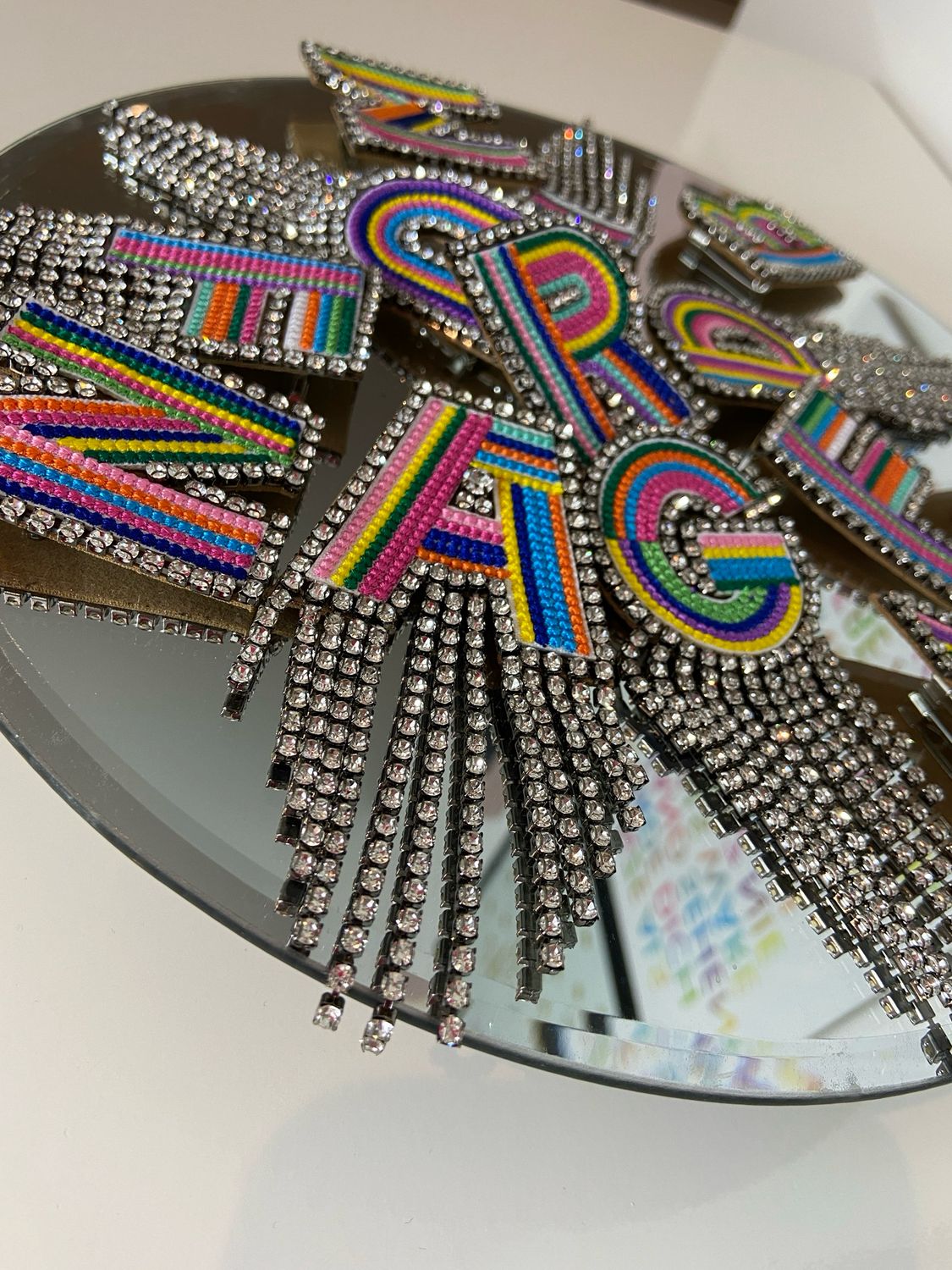 Bunte Buchstaben Brosche für Damen von A-Z gestickt,mit Strass-Fransen  ,Initialen,mit Anstecknadel