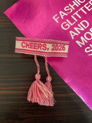 Web-Armband  pink mit Stickerei „Cheers and 2026“ 