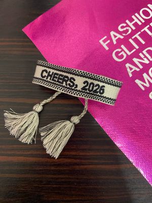 Web-Armband  wollweiß mit Stickerei „Cheers 2026“