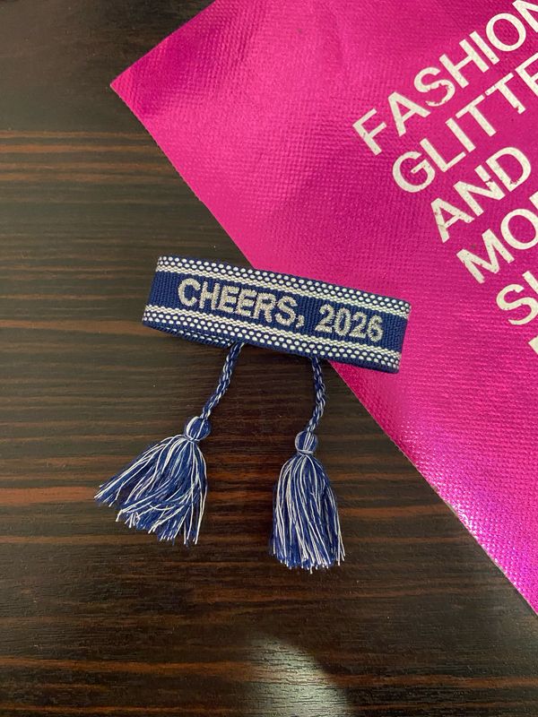 Web-Armband blau  mit silbernen Stickerei „Cheers 2026“  