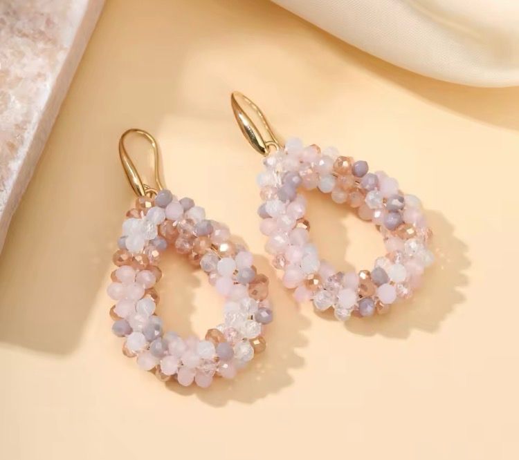 Handgefertigte weiß-rosa-beige Tropfenform-Glitzer-Ohrringe mit Edelstahl, klein , Ohr-Hänger goldfarbenen