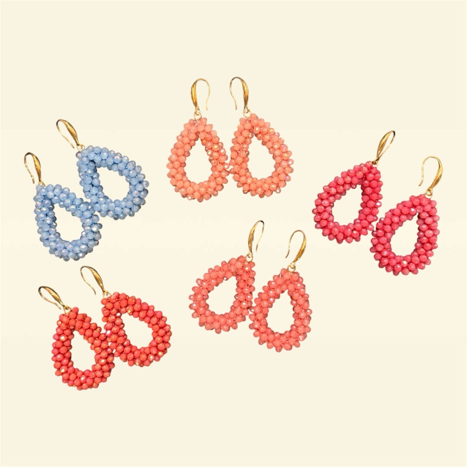 Handgefertigte Tropfenform-Glitzer-Ohrringe mit Edelstahl-Ohrsteckern, Hänger goldfarben, Farbe coralle oder hellblau Handgefertigte Tropfenform-Glitzer-Ohrringe mit Edelstahl-Ohrsteckern, Hänger goldfarben, Farbe coralle oder hellblau
