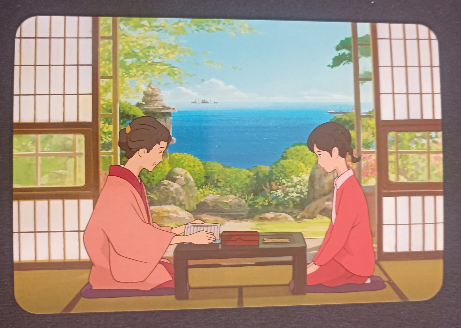 Postal La colina de las amapolas – Umi y su madre en casa, Japón 2011