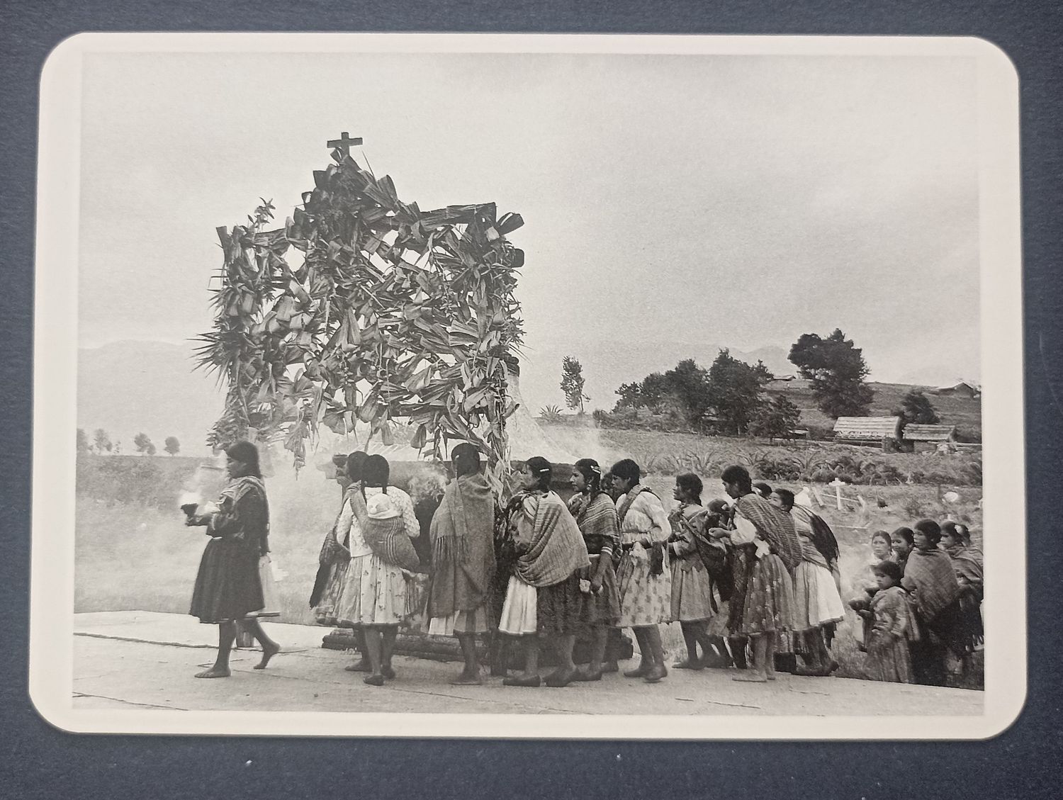 Postal Graciela Iturbide – Ofrenda en cruz, México 1980