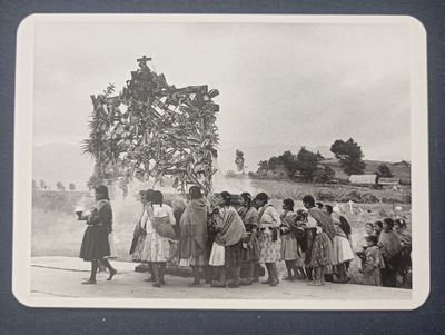 Postal Graciela Iturbide – Ofrenda en cruz, México 1980